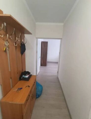 срочно продаётся 1 комнатная квартира в районе ошского рынка по улице молодая гвардия токтогула: 1 комната, Агентство недвижимости, Без подселения, С мебелью частично