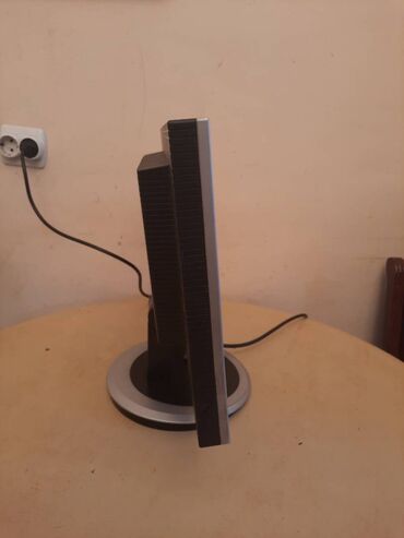 Monitori: LCD LG monitor za desktop racunar, kompjuter.
Ispravan.
Bez kablova — 7