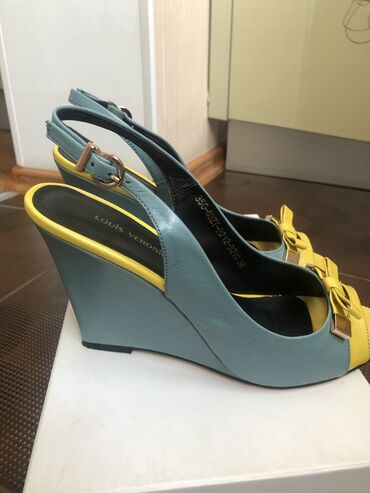 обувь женская сапоги: Босоножки очень красивые кожаные, удобная платформа, размер 38(