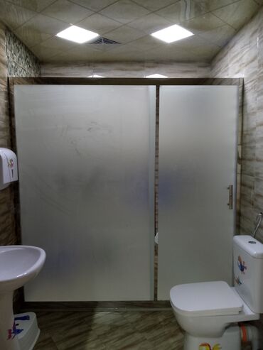 Продукты питания: Banyoda buzlu şüşəli sürüşən qapı. Hamam otağının təmirində müasir və