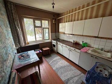 продаж дом ак босого бишкек: 3 комнаты, 73 м², 106 серия, 1 этаж, Старый ремонт