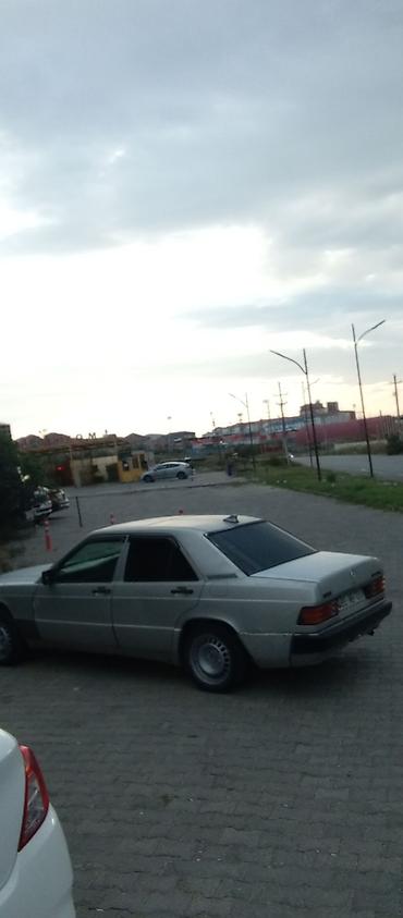 Mercedes-Benz: Mercedes-Benz 190 (W201) sedan - Kuzov: 4 qapılı sedan, gümüşü rəng - — 4