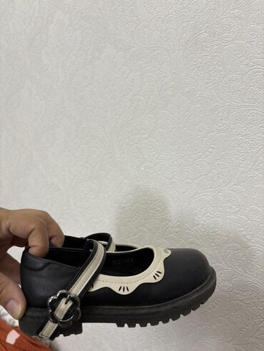 Tuflilər: Qadın və qız ayaqqabıları dəsti 1) Qız uşağı üçün Mary Jane üslubunda — 2