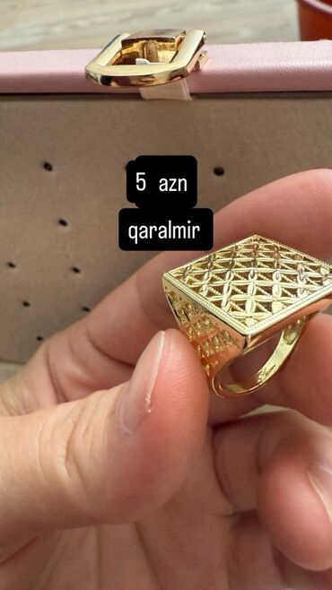 Браслеты: Zərgərlik aksesuarları dəsti - Qızılı rəng üzük – kvadrat, naxışlı