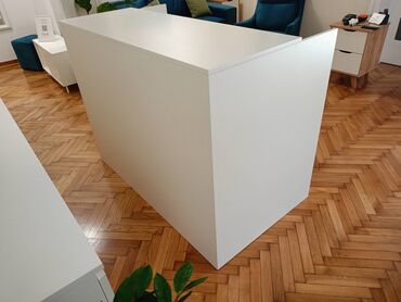 Ostali kancelarijski nameštaj: -Pult se izradjuje se od Univera debljine 18mm u beloj boji — 1