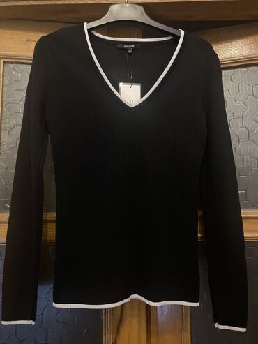 Köynək və bluzalar: Qadın geyimləri – 2 fərqli model 1) Ağ bluz: - Yumşaq, axıcı parça - — 37