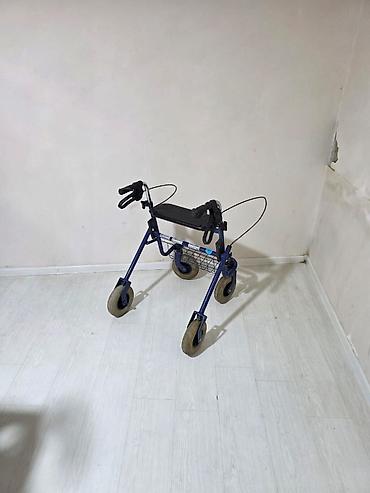 əsalar: Dörd təkərli gəzinti köməkçisi (rollator) - Rəng: tünd mavi metal — 1