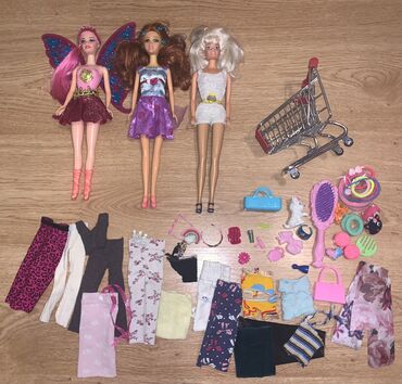 Toys: Tri barbike, odeca i dodaci Tri Barbi lutke sa slike, garderobica