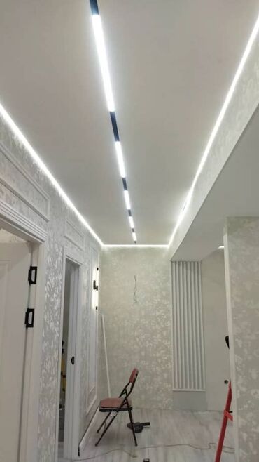 Ванны: Современная ванная комната с отделкой плиткой под мрамор. В стене — 8