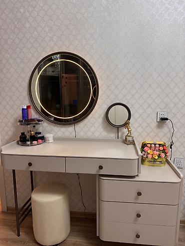 makeup masası: Yataq otağı dəsti. Dəstə daxildir: - Makiyaj masası + puf + 2 güzgü - — 2