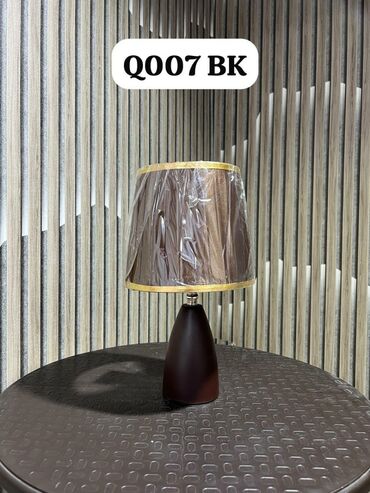 Zərif qəhvəyi rəngli masa lampası, qəhvəyi parça abajur və qızılı