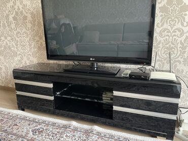 принимаю телевизоры: Телевизордун шкаф жана стенди, Колдонулган, Полго орнотулма, ЛДСП, түсү - Кара