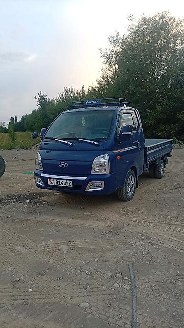 тесла модел с: Hyundai Porter II — компактный бортовой грузовик синего цвета — 4