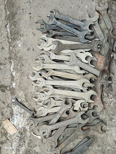 Инструменты для авто: Предлагается набор различных металлических гаечных ключей. В — 18