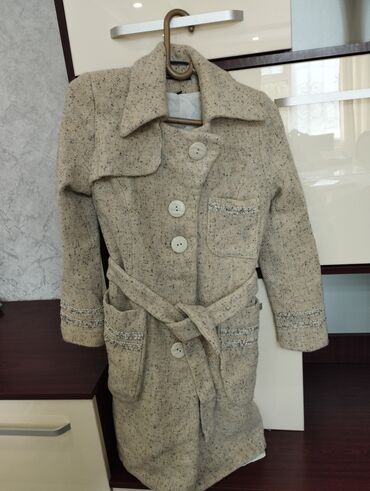 Демисезонные куртки: Продаю 1)осенне-весеннюю подросковую куртку 40-42размер.Синего — 17