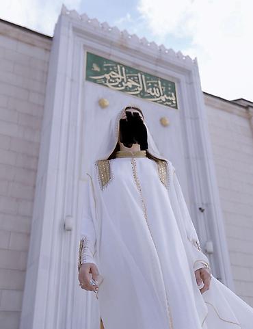Личные вещи: Белое женское абайя-платье с накидкой-хиджабом. Производство: Дубай — 1