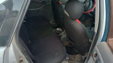 Ford: Model: Ford Focus sedan (1-ci nəsil), gümüşü rəngdə kuzov, sağ tərəfdə — 9