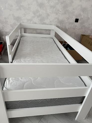 uşaq yataq mebeli: Uşaq çarpayısı – mühafizə sədləri və döşəkçə ilə - Rəng: ağ - Korpus — 1