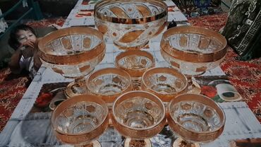 оборудование для мороженого: Набор стеклянных креманок и салатниц с золотистым декором. Состав: -