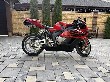 хонда сбр 600 рр: Honda CBR1000 — спортивный мотоцикл в красно‑черной раскраске. Год — 2