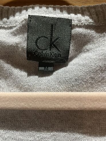 Calvin Klein brendi olan, qısaqol, düyməli, boz rəngli kofta. Üzərində