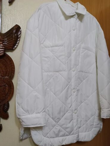 Демисезонные куртки: Продаю шикарную белоснежную курточку, производство Италия,размер — 18