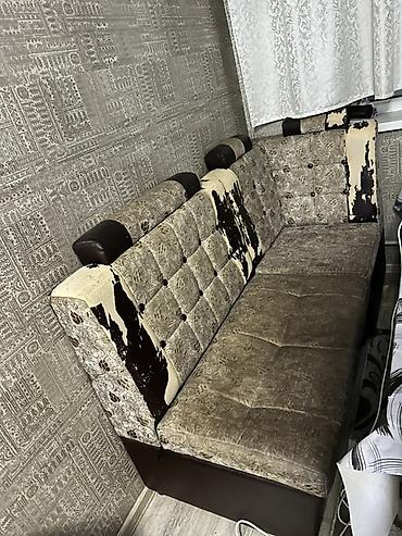 Прямые диваны: Кухонный диван с высоким мягким спинальным блоком и подлокотниками — 2
