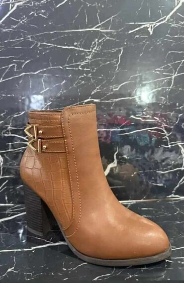 Čizme: Cizmice

NABAVKA
36-41
4300 din 💥 — 22