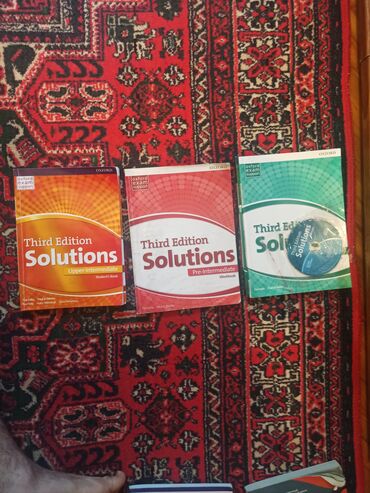 Testlər: Satılır Solutions Workbook. Kitabın içində qeydlər və yaddaş