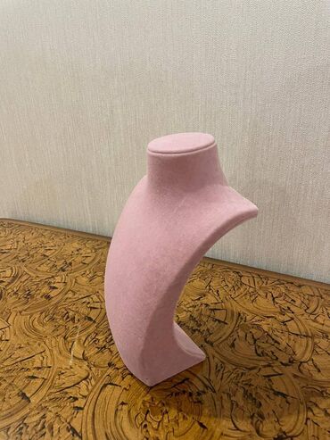 Bijuteriya vitrinləri: Aksesuar stendleri,her mehsuldan kifayet qeder var yeni coxdu.Qiymet — 4