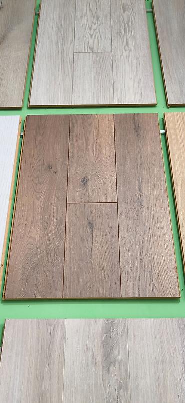 laminant: Laminat döşəmə panelləri – taxta teksturalı, iri lövhə effektli dizayn — 1