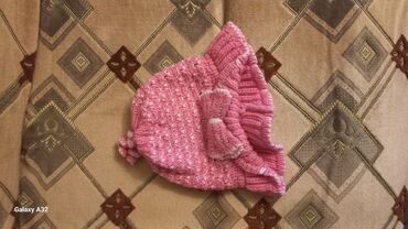 Верхняя одежда: Продаются детские шапки (для новорождённых и розовая для детей по