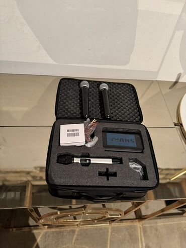 Mikrofonlar: İki ədəd simsiz əl mikrofonu dəsti + daşıma çantası - Komplekt: 2 — 2