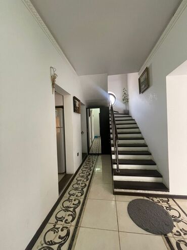 Yeni tikili: Satılır: geniş və zərif interyerli mənzil/evin qonaq otağı və sanitar — 10