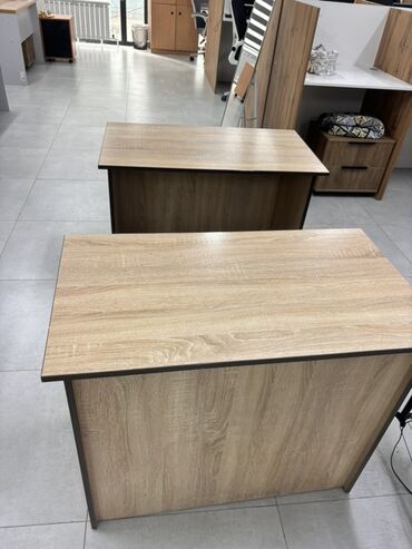 офисной стол: Кеңсе үчүн үстөл, Жөндөлбөй турган, Тик бурчтуу, ЛДСП