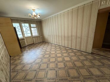 срочно продаётся 1 комнатная квартира в районе ошского рынка по улице кенсуйская: 2 комнаты, 52 м², 104 серия, 2 этаж, Старый ремонт