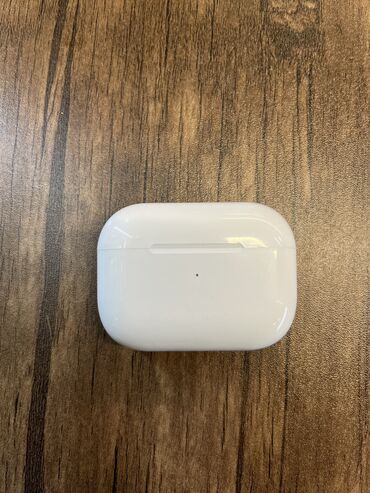 qulaqciq satilir: AirPods Pro. Qulağcığlar olmadığına göre qabın özü satılır sadece