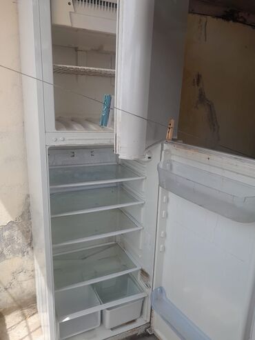 Soyuducular: Xarab 2 qapılı Indesit Soyuducu Satılır, rəng - Ağ, Dolab içi