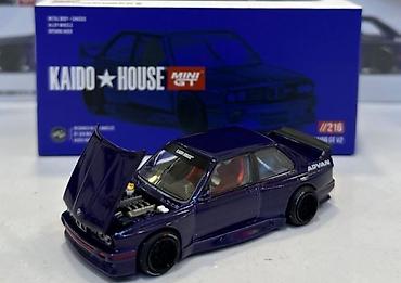 1: Kaido House firmasinin istehsali olan 1/64 ölcüdə kapoti acilan BMW M3 — 1