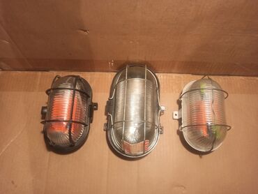 Rasveta: Tri zidne-plafonske lampe (tzv. brodske armature). Sve tri su — 1