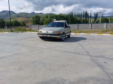 прицеп полу: Volkswagen Passat: 1991 г., 1.8 л, Механика, Бензин, Седан