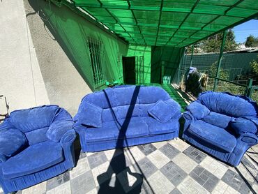 диван плюс два кресла: Диван-кровать, цвет - Синий, Б/у