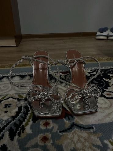 amina: Босоножки, 37, Amina Muaddi, Новый, цвет - Серебристый, Самовывоз — 1