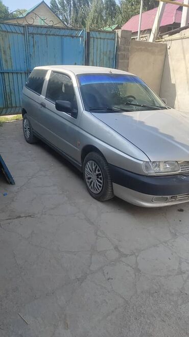 самый дешёвые машины: Alfa Romeo 145: 2000 г., 1.4 л, Механика, Бензин, Купе