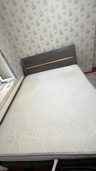 продаю кровать двуспальная: Двуспальная кровать, Б/у, С матрасом, длина - 2 см — 1