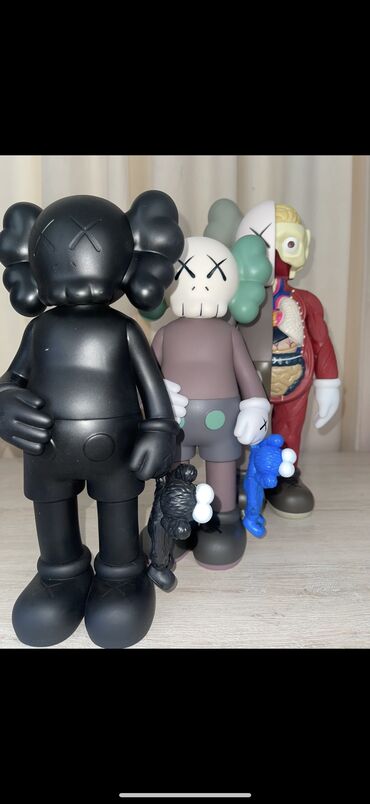 продаю статуэтки: Продаю фигурки Kaws. Каждого вида осталось по несколько штук