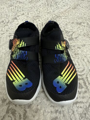 футбольный бутс: Продаю кроссовки детские. New balance. Почти новые.в идеальном