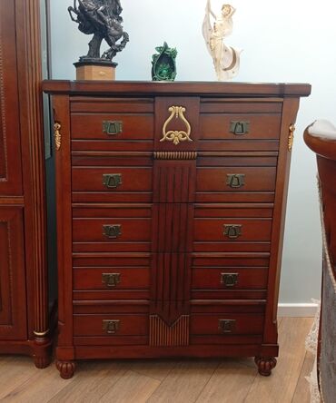 Divan və masa dəstləri: Pastelniça. Bahalı İspan mebel dəstinin predmetidir. Təmiz taxta