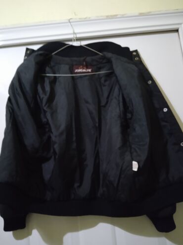 Bomberi: Crna bomber jakna Jordache - Klasičan bomber kroj sa malo širim — 8