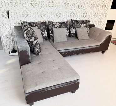 письменные столы для двоих: Бурчу бар диван, Жастыктар менен